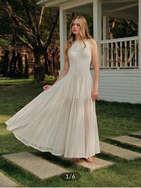 Sleeveless Maxi Lace Dress in Ivory